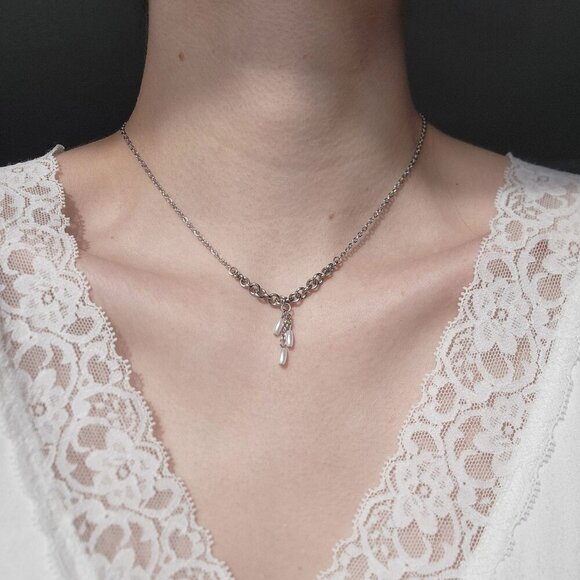 Antique white pearl necklace with a small silver chain - Picture 6 of 7